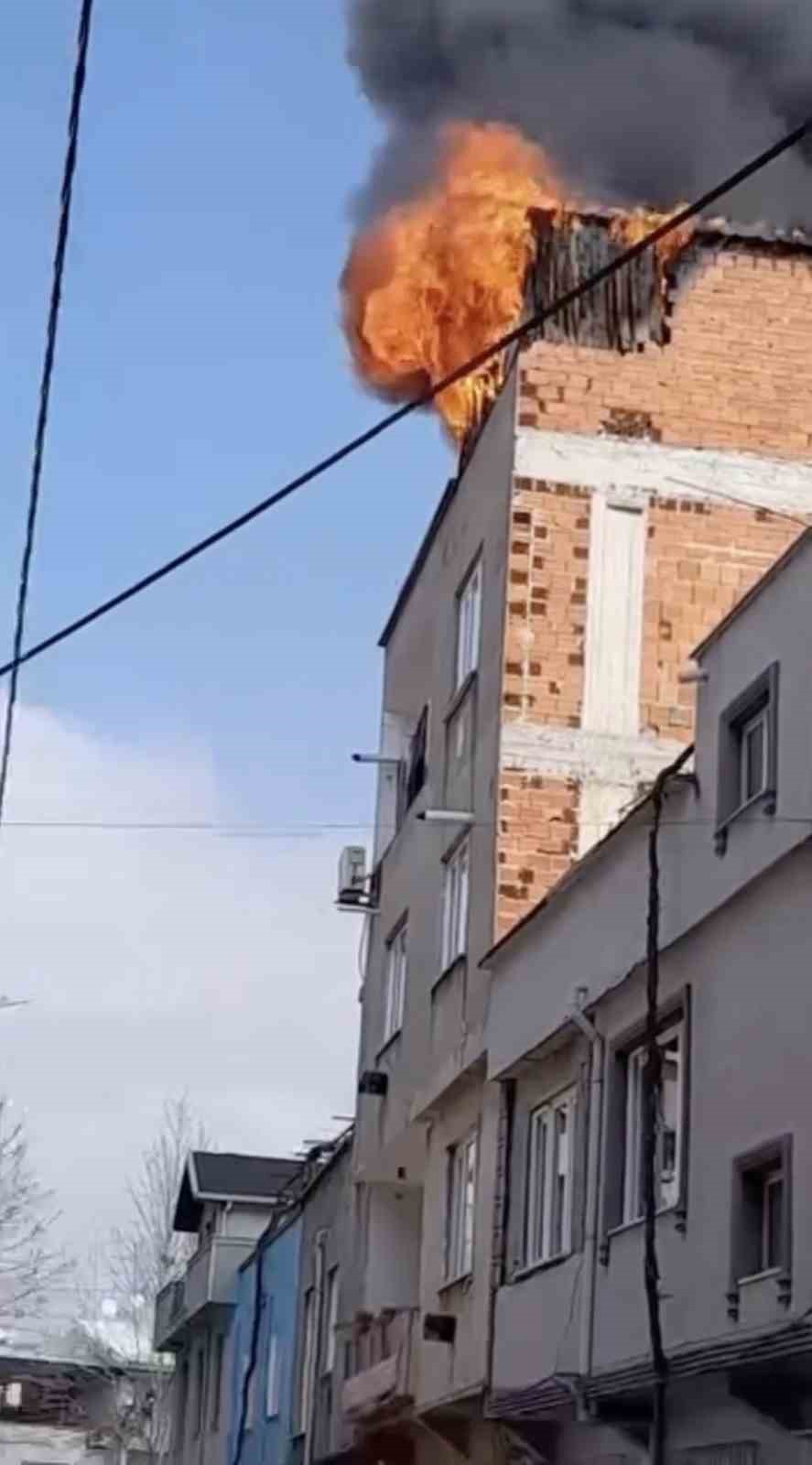 Bursa’da çatı katı alevlere teslim oldu