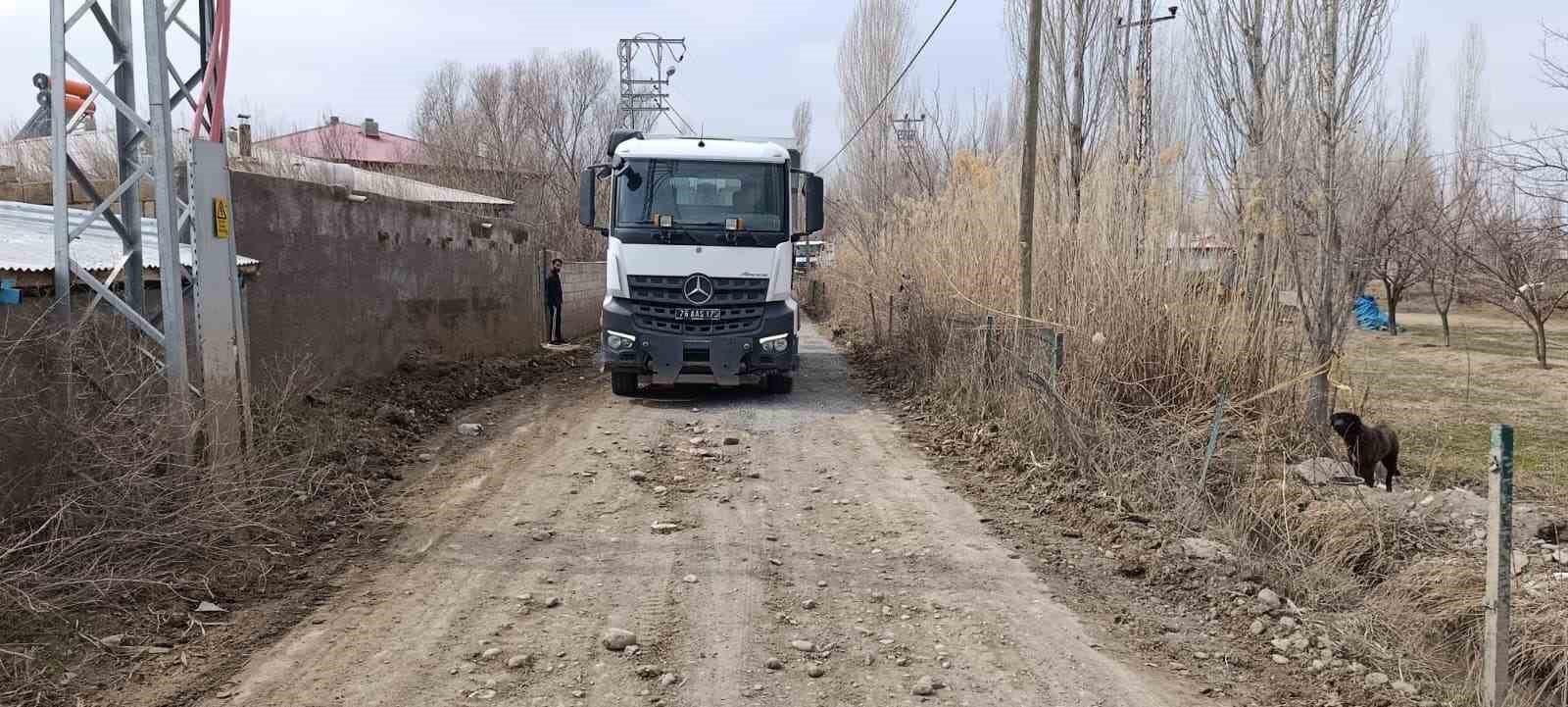 Iğdır&rsquo;da k&ouml;y yolunda onarım ve kumlama &ccedil;alışması
