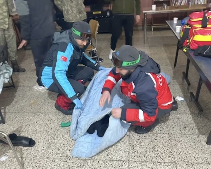 Başkale’de hipotermi şüphesi olan 2 göçmen kurtarıldı