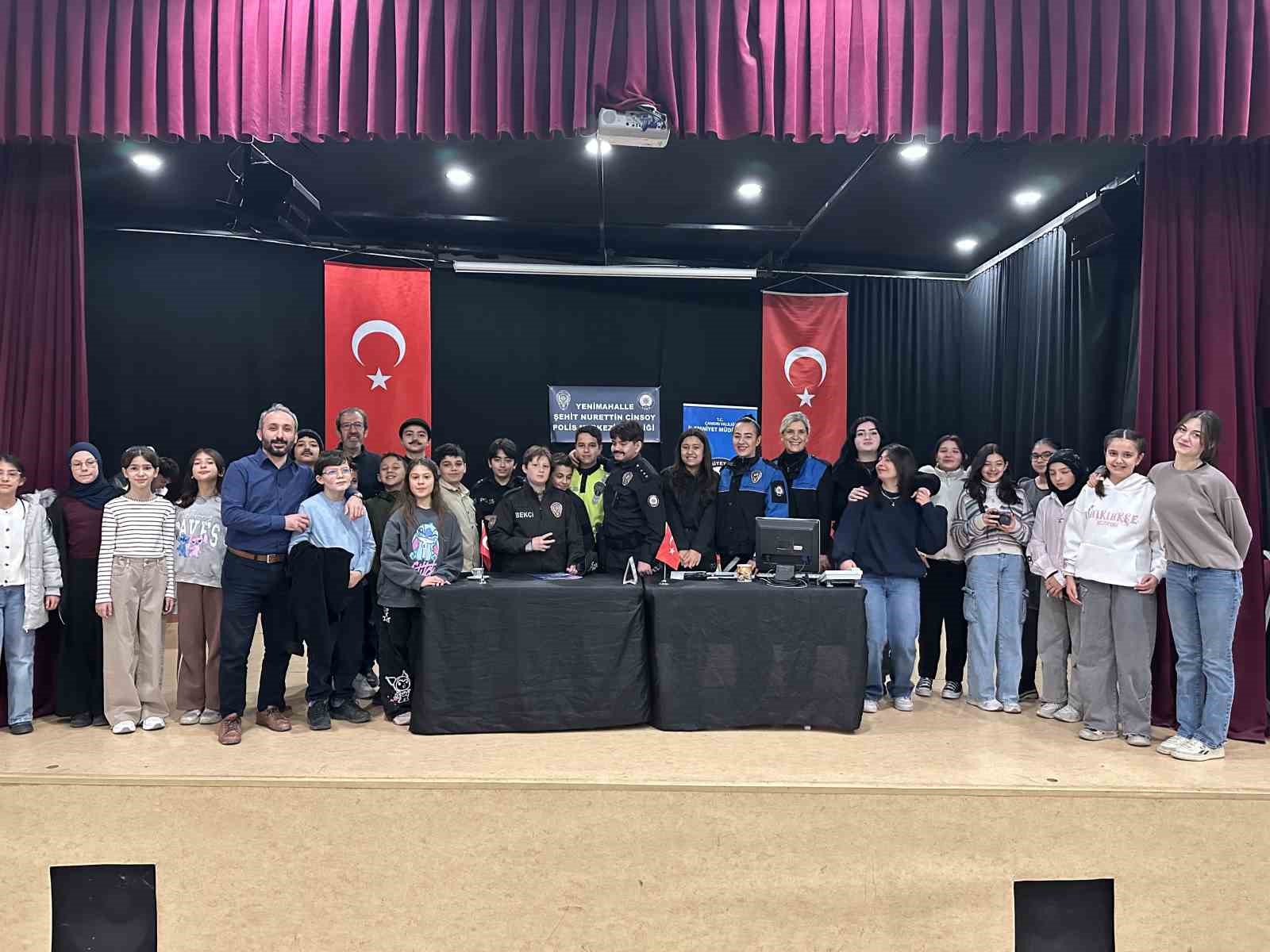 &Ouml;ğrenciler tiyatro ile polislik mesleğini canlandırdı
