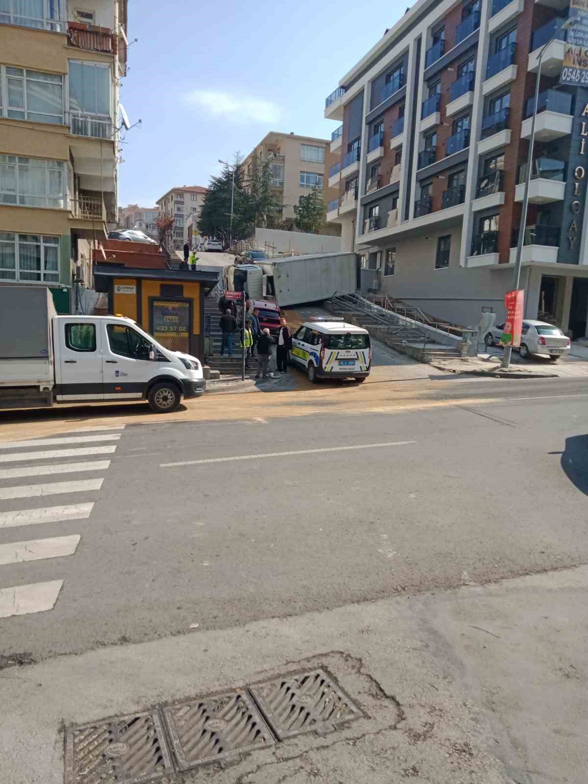 Ankara&rsquo;da kamyonet devrildi: 1 yaralı
