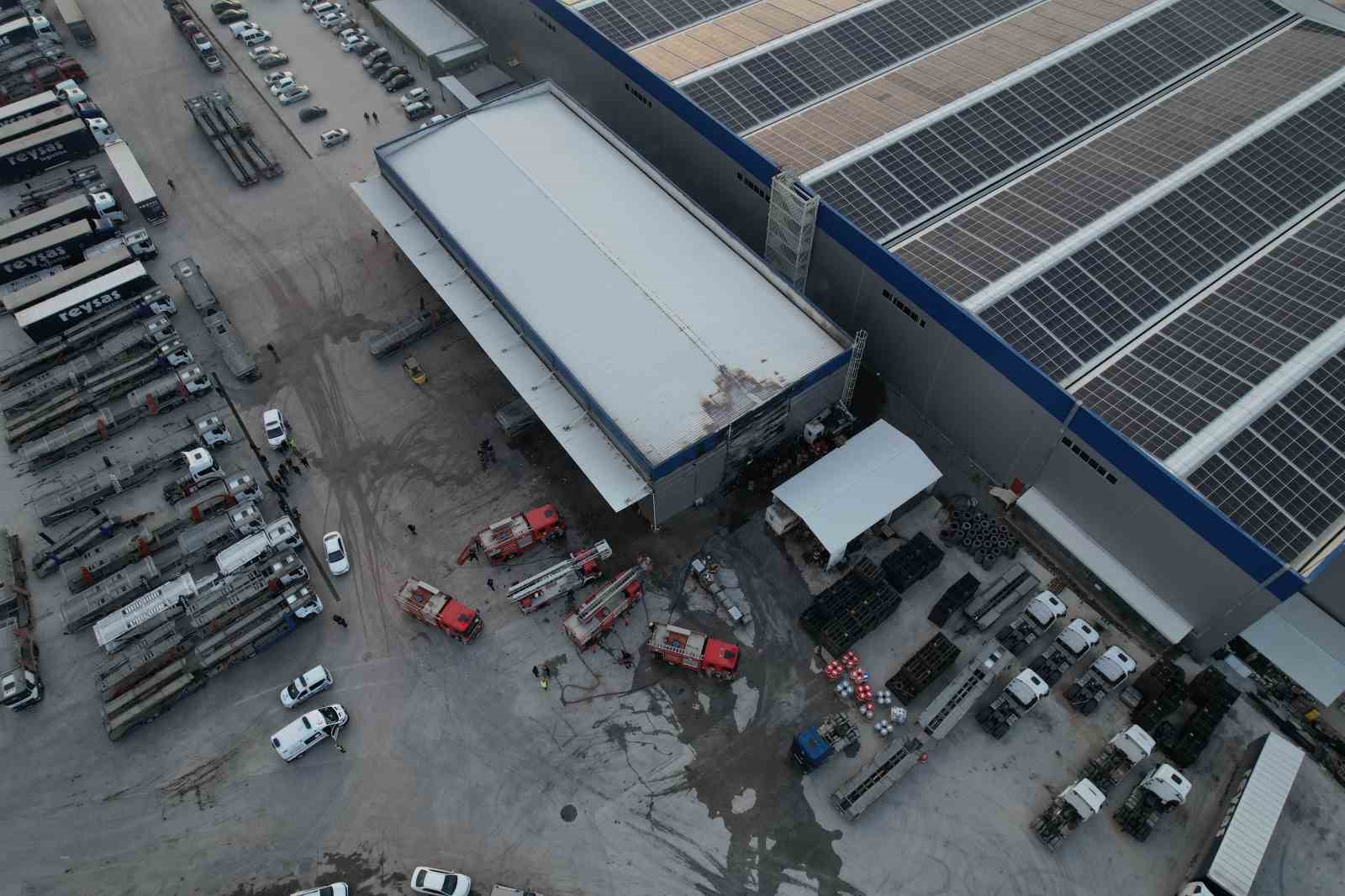 Lojistik firmasında yangın: 1 itfaiye eri yaralandı