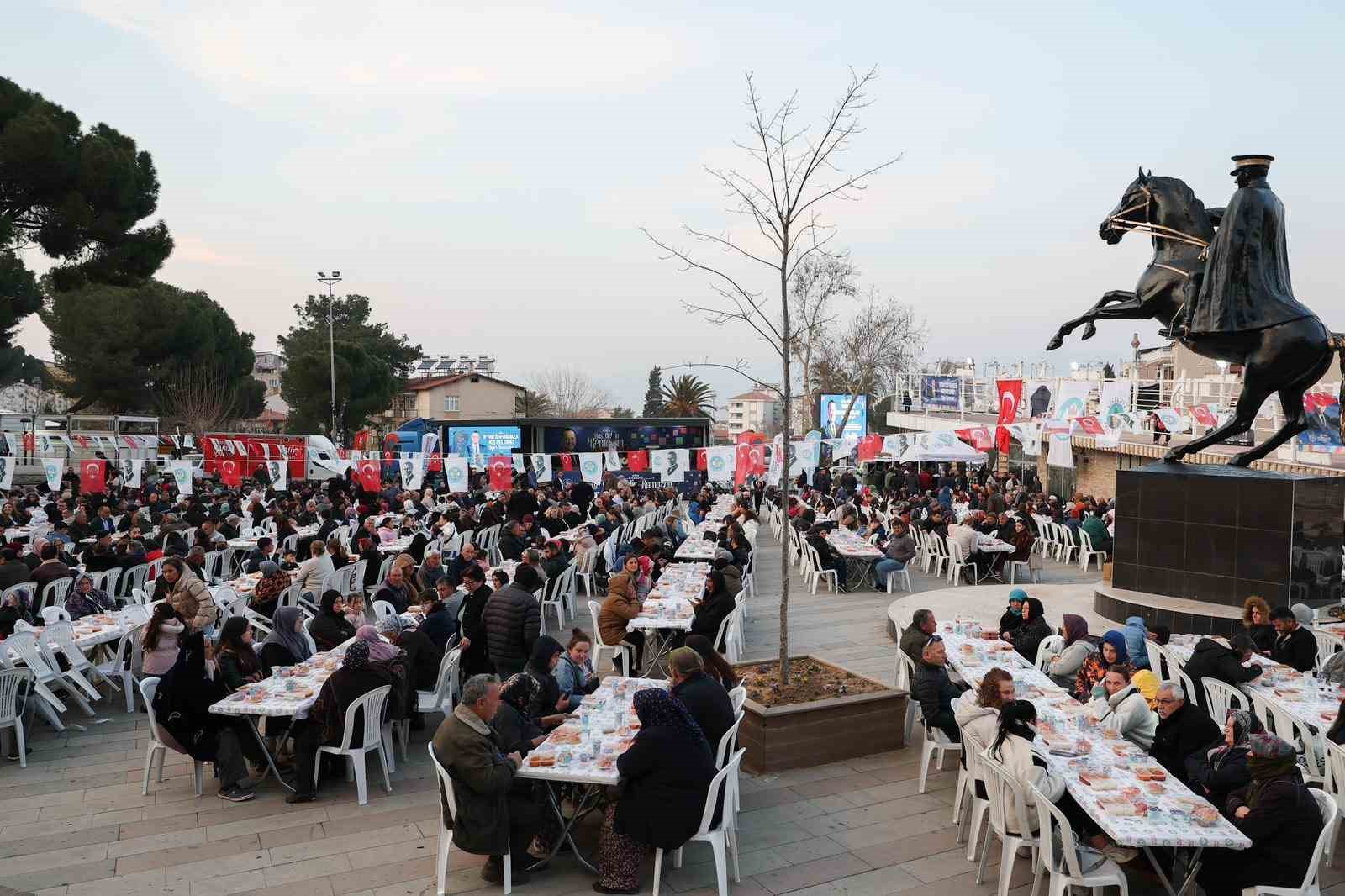 Alaşehir’de yüzlerce kişi iftarda buluştu