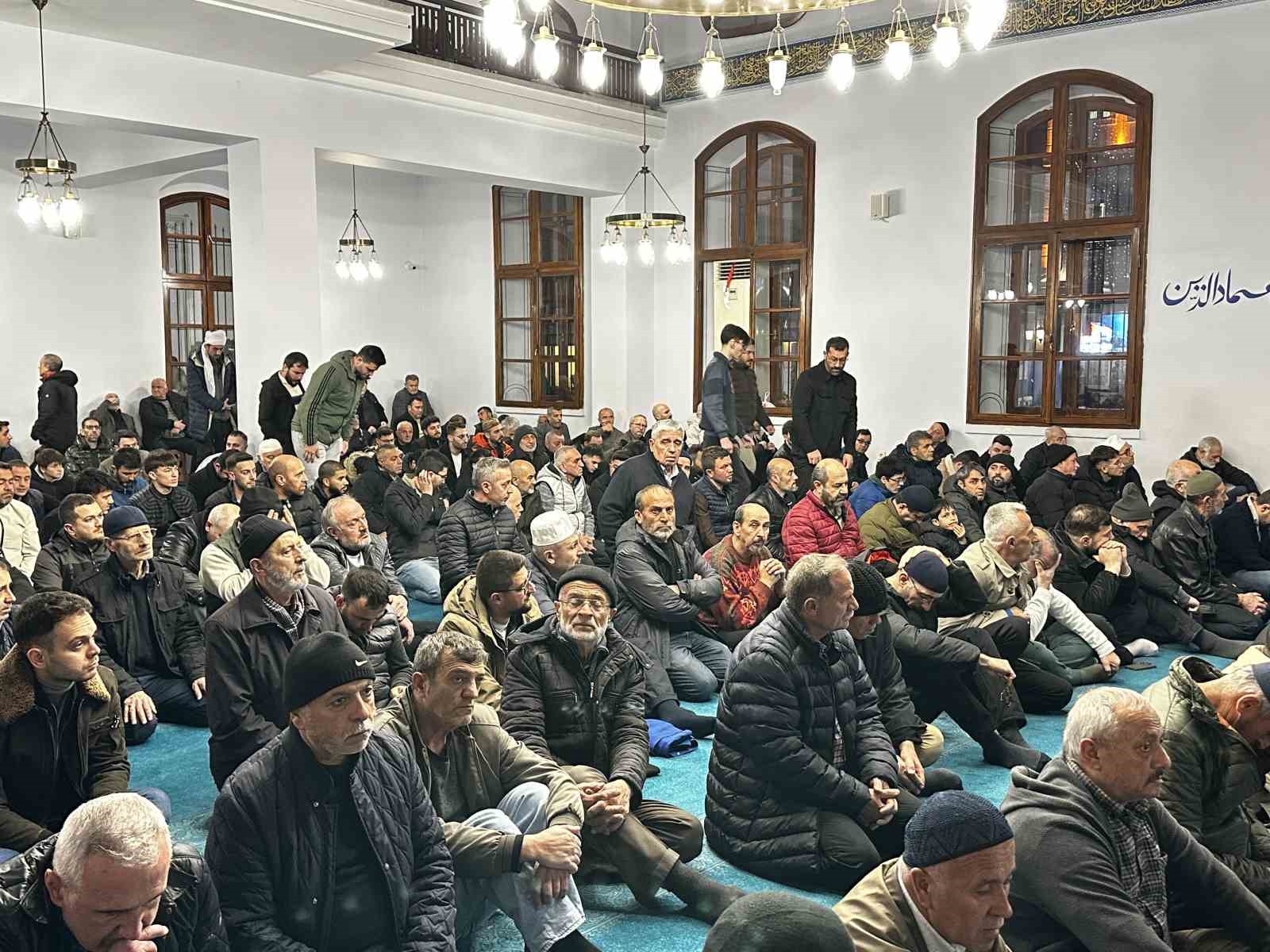 Sakarya&rsquo;da Kadir Gecesi&rsquo;nde vatandaşlar camilere akın etti
