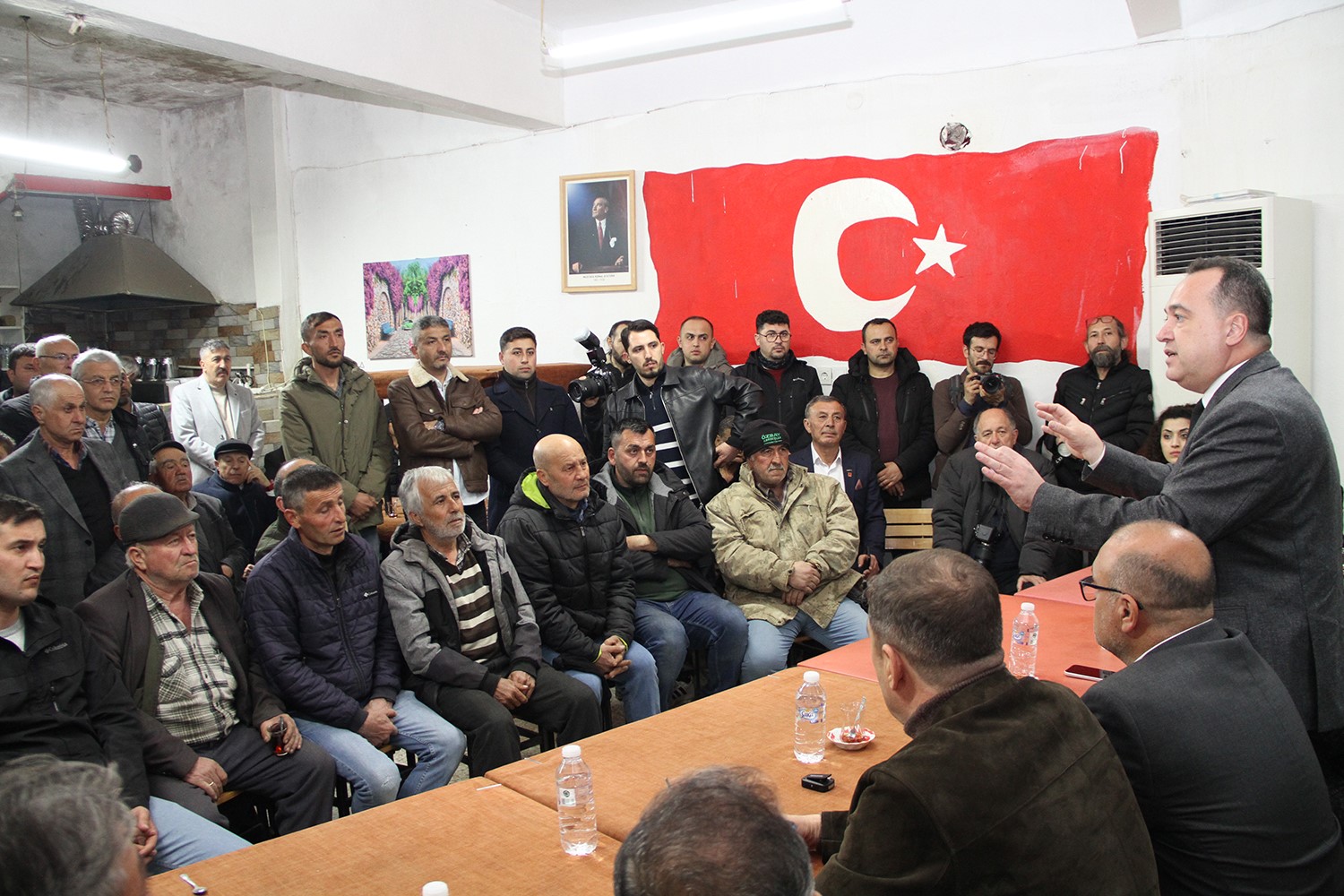 Yunus Emre ve Tabduk Emre T&uuml;rbesi&rsquo;nde iftar d&uuml;zenlendi
