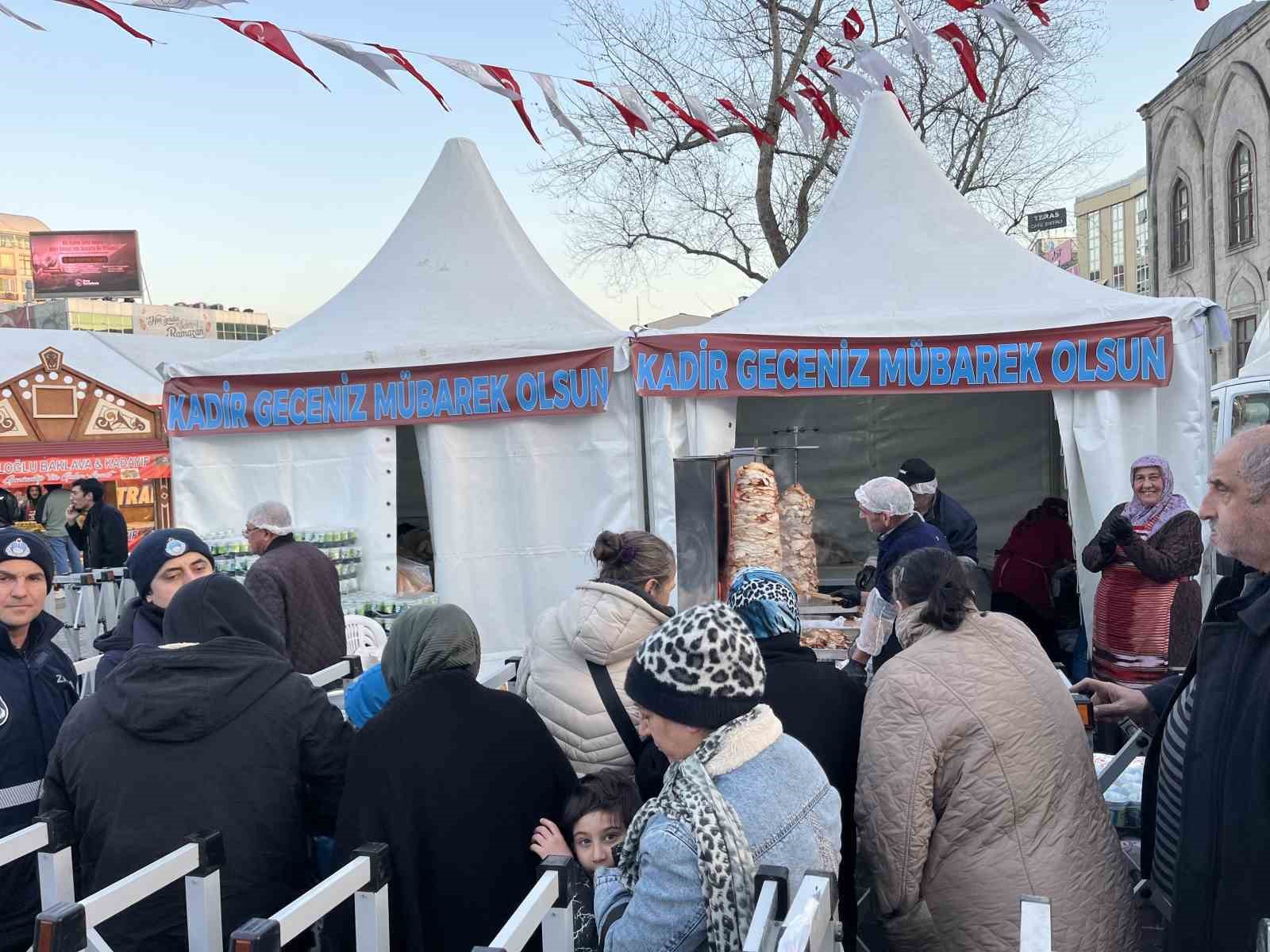 Gaziosmanpaşa Belediyesi’nden iftarda vatandaşlara döner ikramı