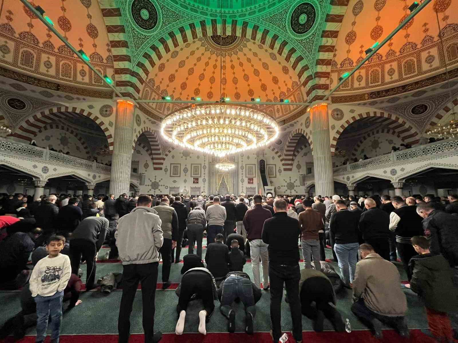 Kayseri’de Kadir Gecesi dualarla idrak edildi