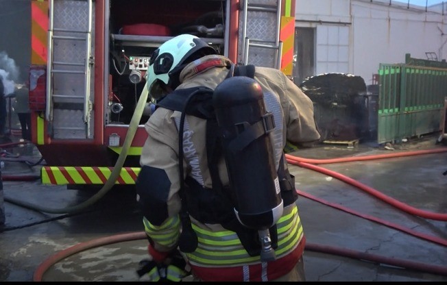 Kahramanmaraş’ta yangına müdahale eden itfaiye eri darbedildi