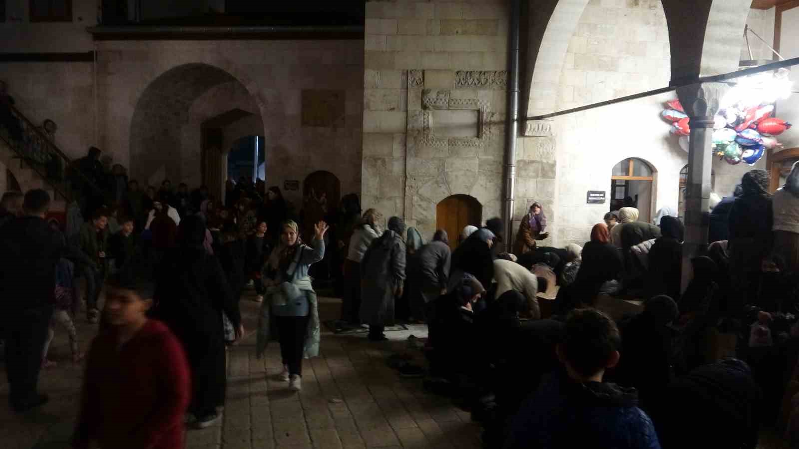 Depremin ardından yeniden inşa edilen Habibi Neccar Camii, Kadir Gecesi’nde vatandaşların akınına uğradı