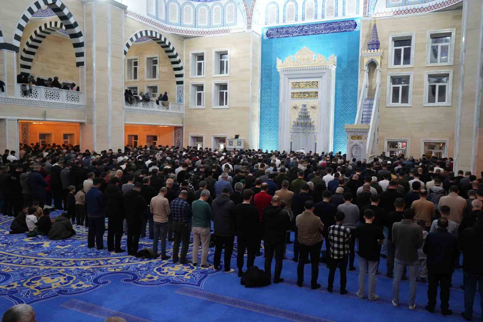 Muş’ta Kadir Gecesi dualarla idrak edildi