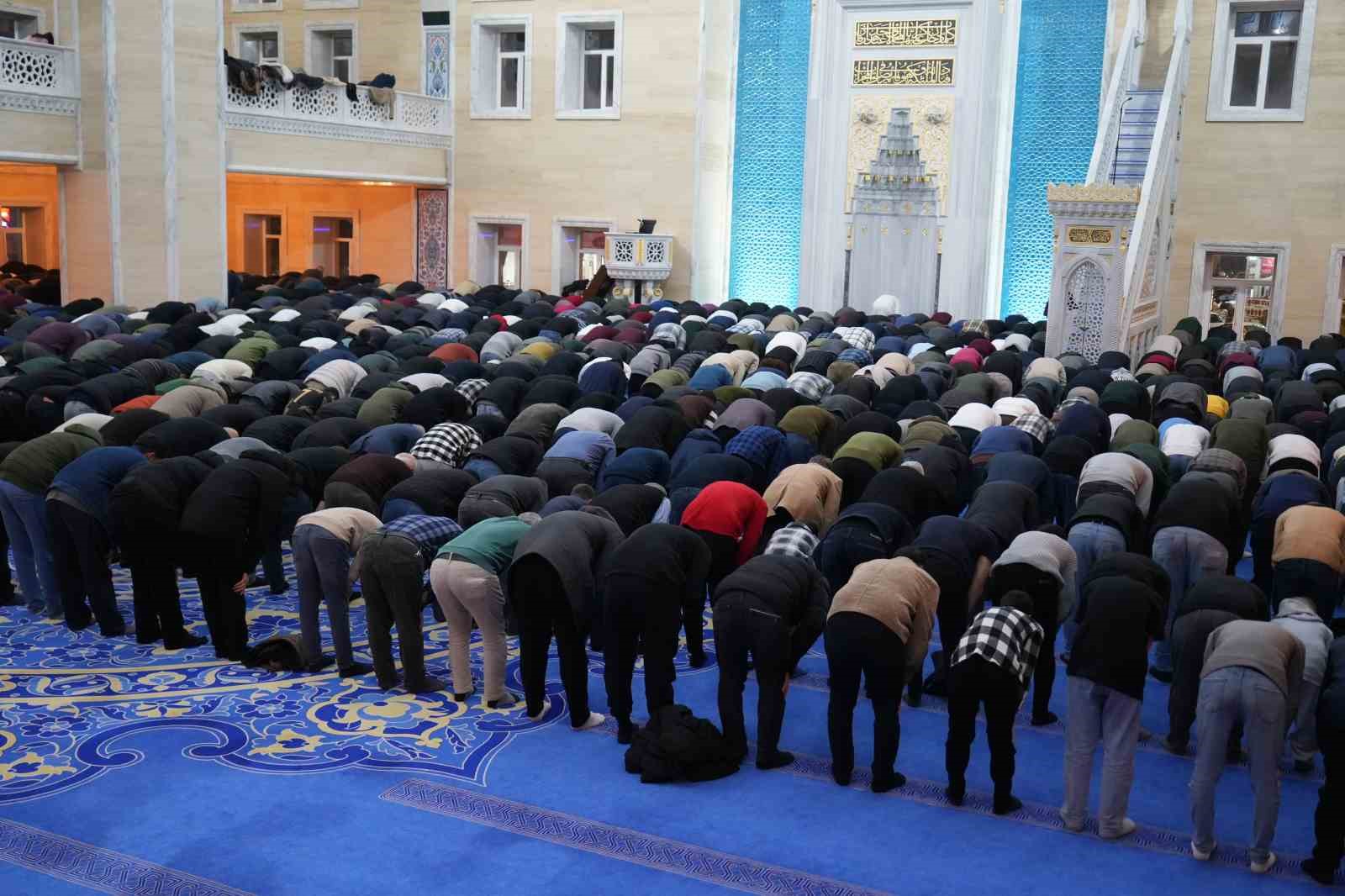 Muş’ta Kadir Gecesi dualarla idrak edildi