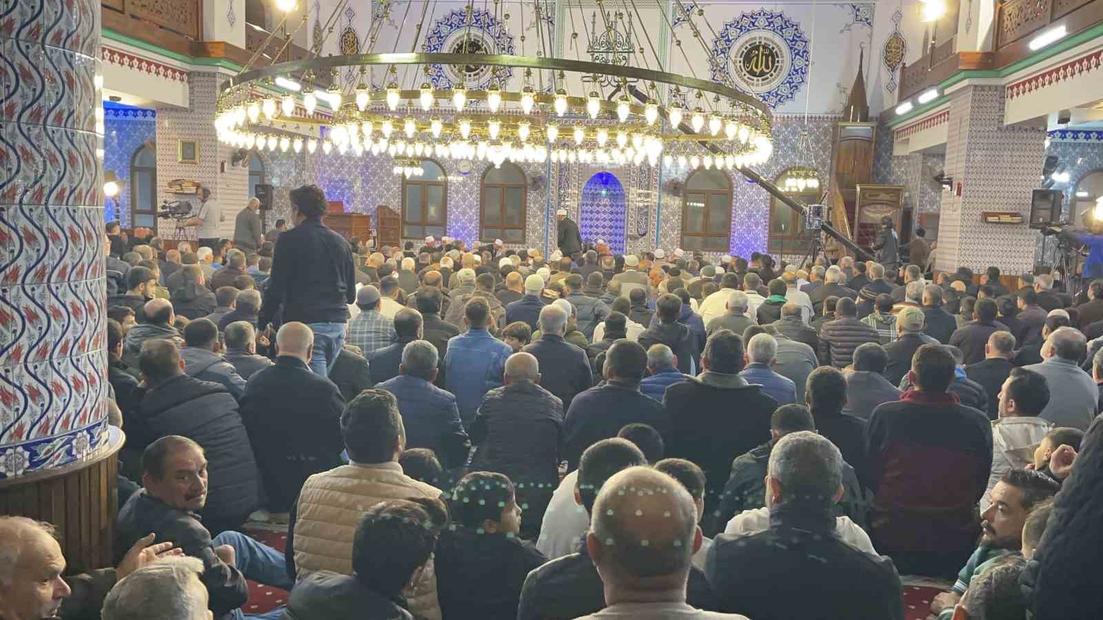 Osmaniye&rsquo;de Kadir Gecesi&rsquo;nde camiler doldu taştı
