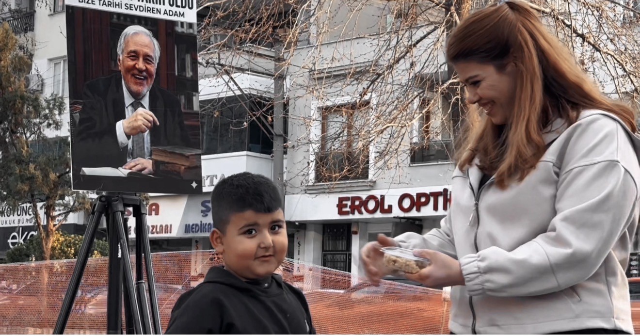 Turgutlu&rsquo;da esnaftan İlber Ortaylı i&ccedil;in helva hayrı
