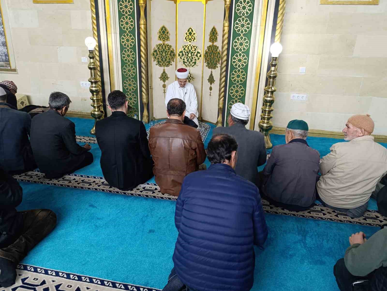 Selendi&rsquo;de Kadir Gecesi&rsquo;nde camiler dolup taştı
