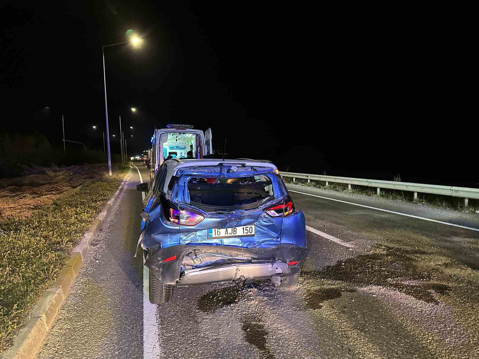 Uşak’ta tır ile otomobilin çarpışması sonucu aynı aileden 4 kişi yaralandı