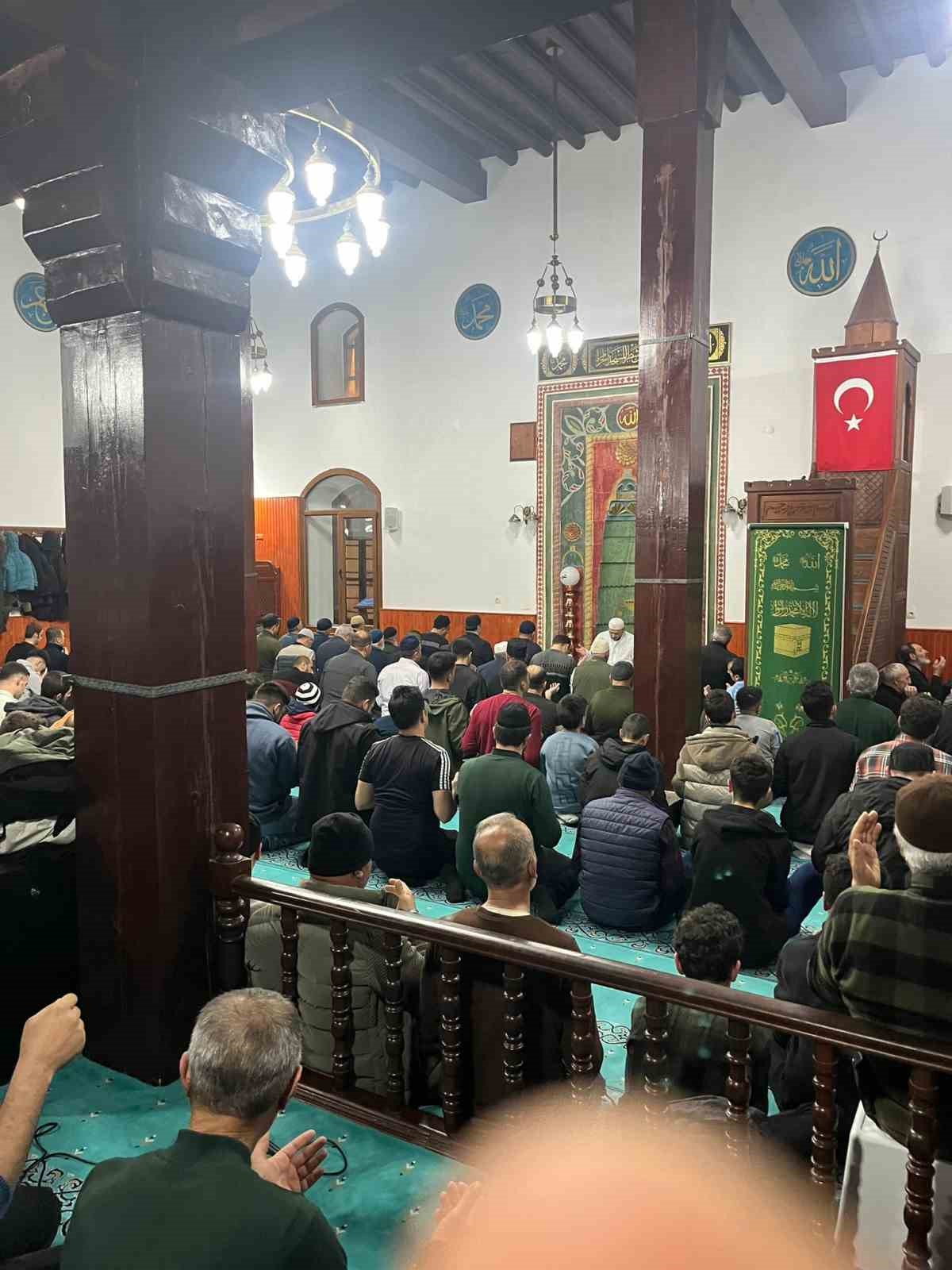 Tercan’da vatandaşlar Kadir Gecesi’nde camileri doldurdu