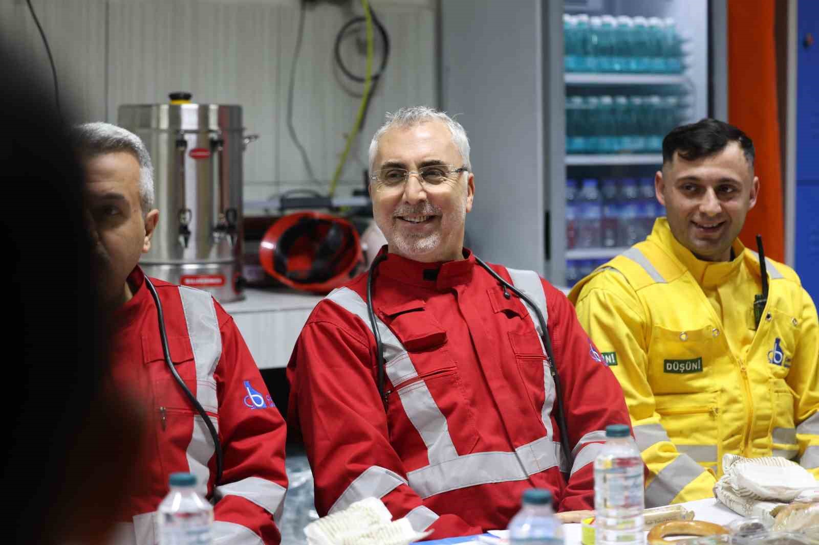 Bakan Işıkhan, yerin 320 metre altında maden iş&ccedil;ileriyle sahur yaptı
