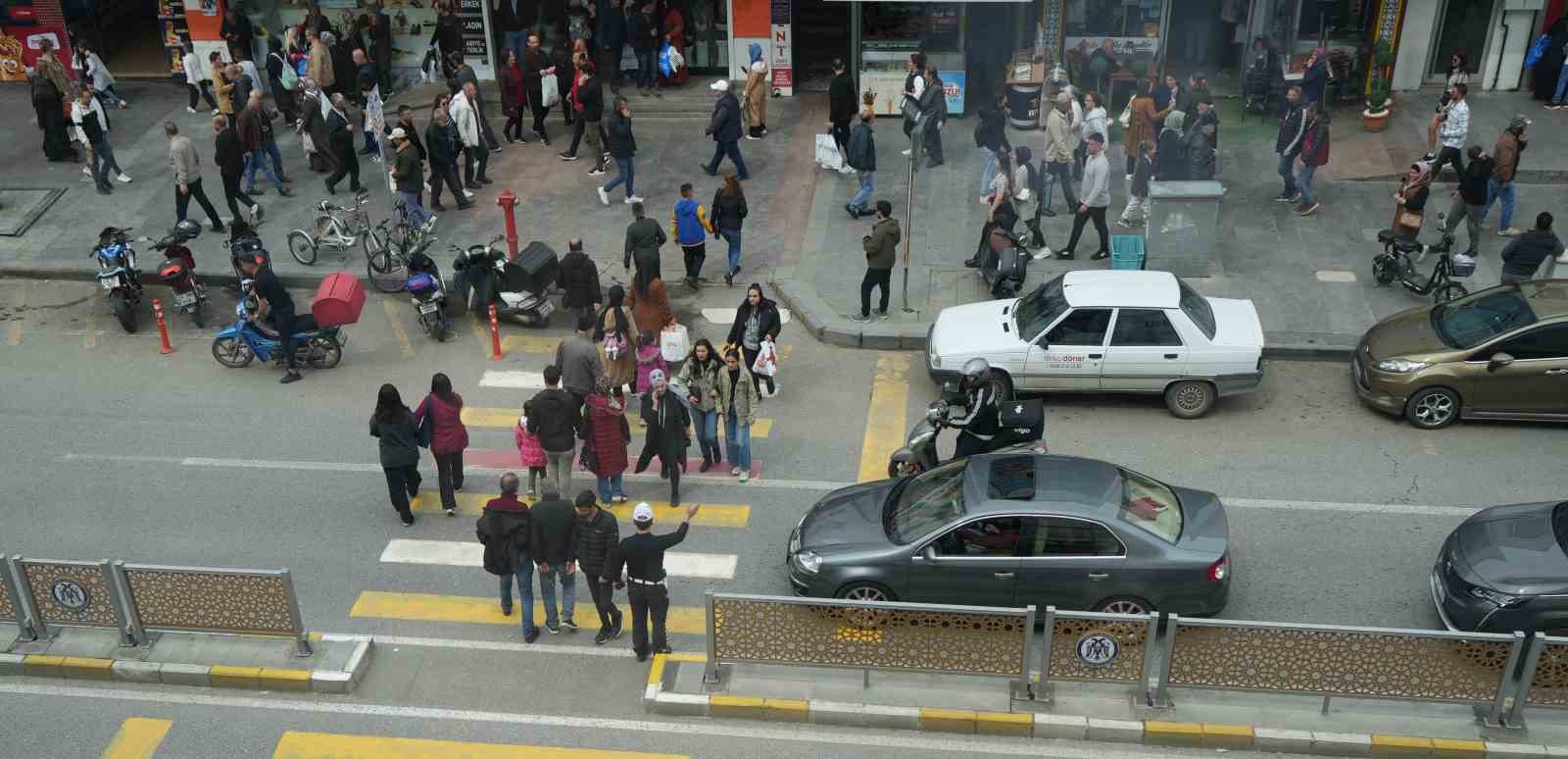 Erzincan&rsquo;da &ccedil;arşı ve pazarda bayram yoğunluğu yaşanıyor
