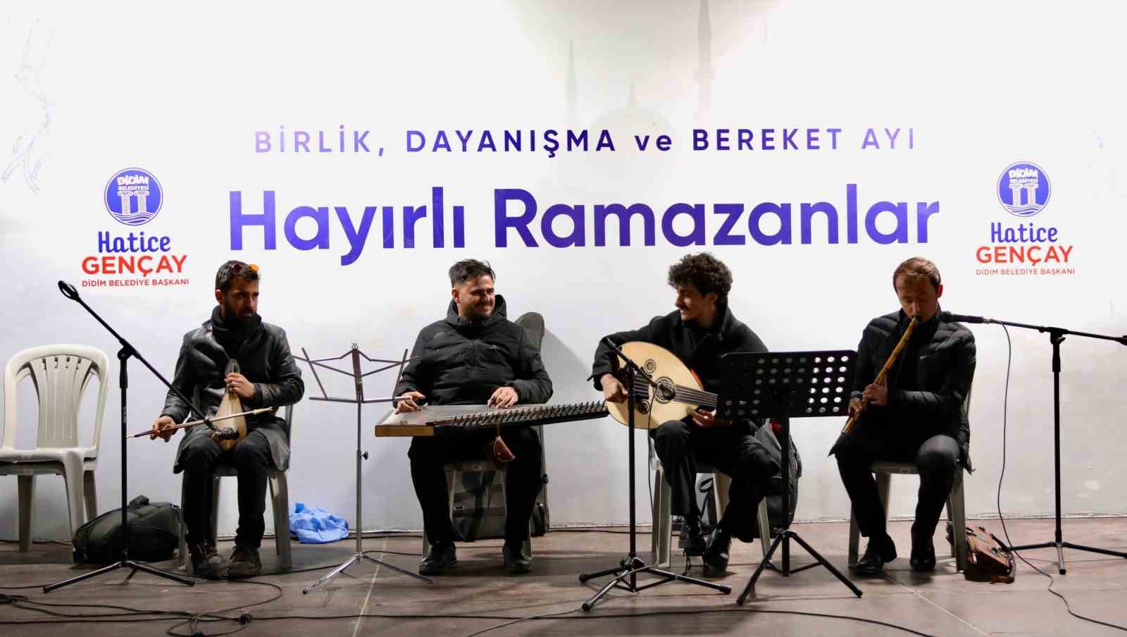 Didim&rsquo;de vatandaşlar Cumhuriyet Kent Meydanı&rsquo;nda kurulan iftar sofrasında buluştu
