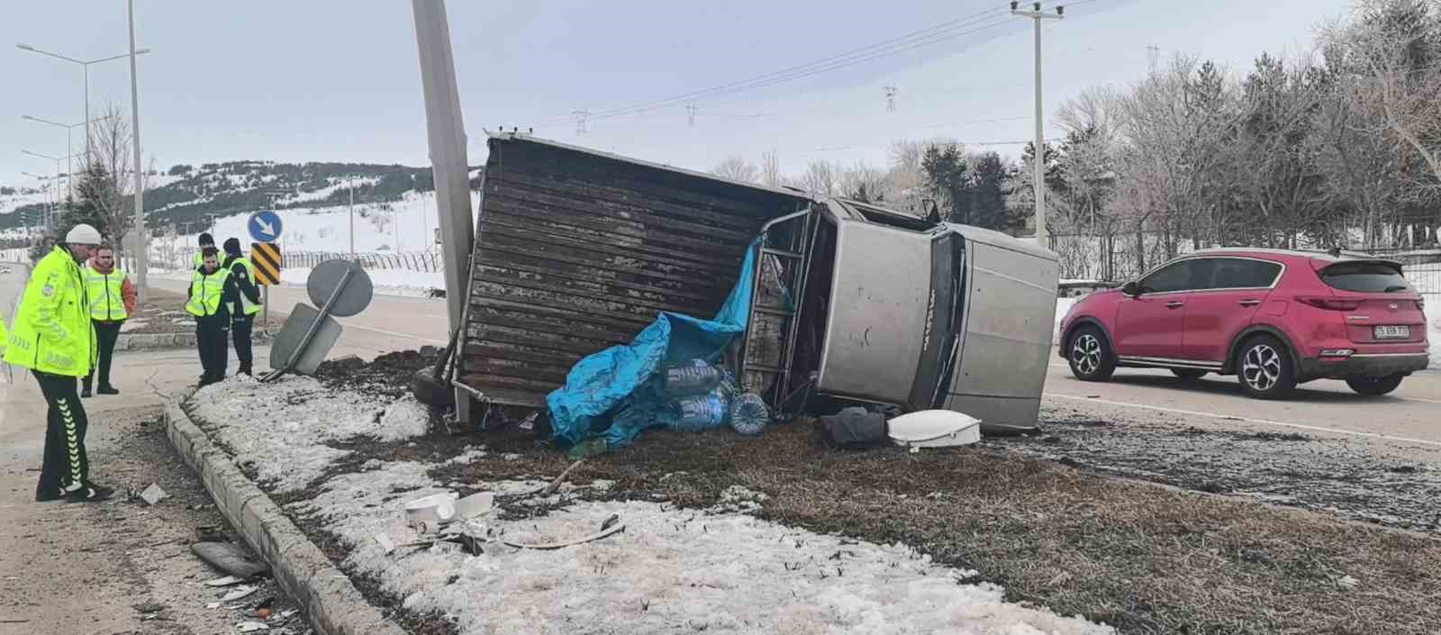 Erzurum-Pasinler yolunda trafik kazası: 1&rsquo;i ağır 3 yaralı
