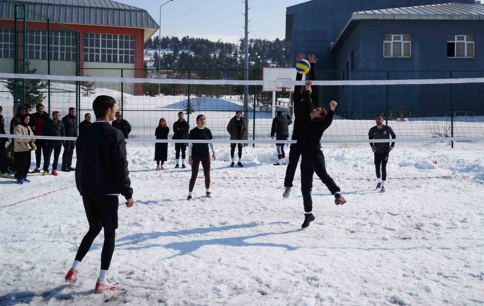 Kamp&uuml;ste kar voleybolu heyecanı
