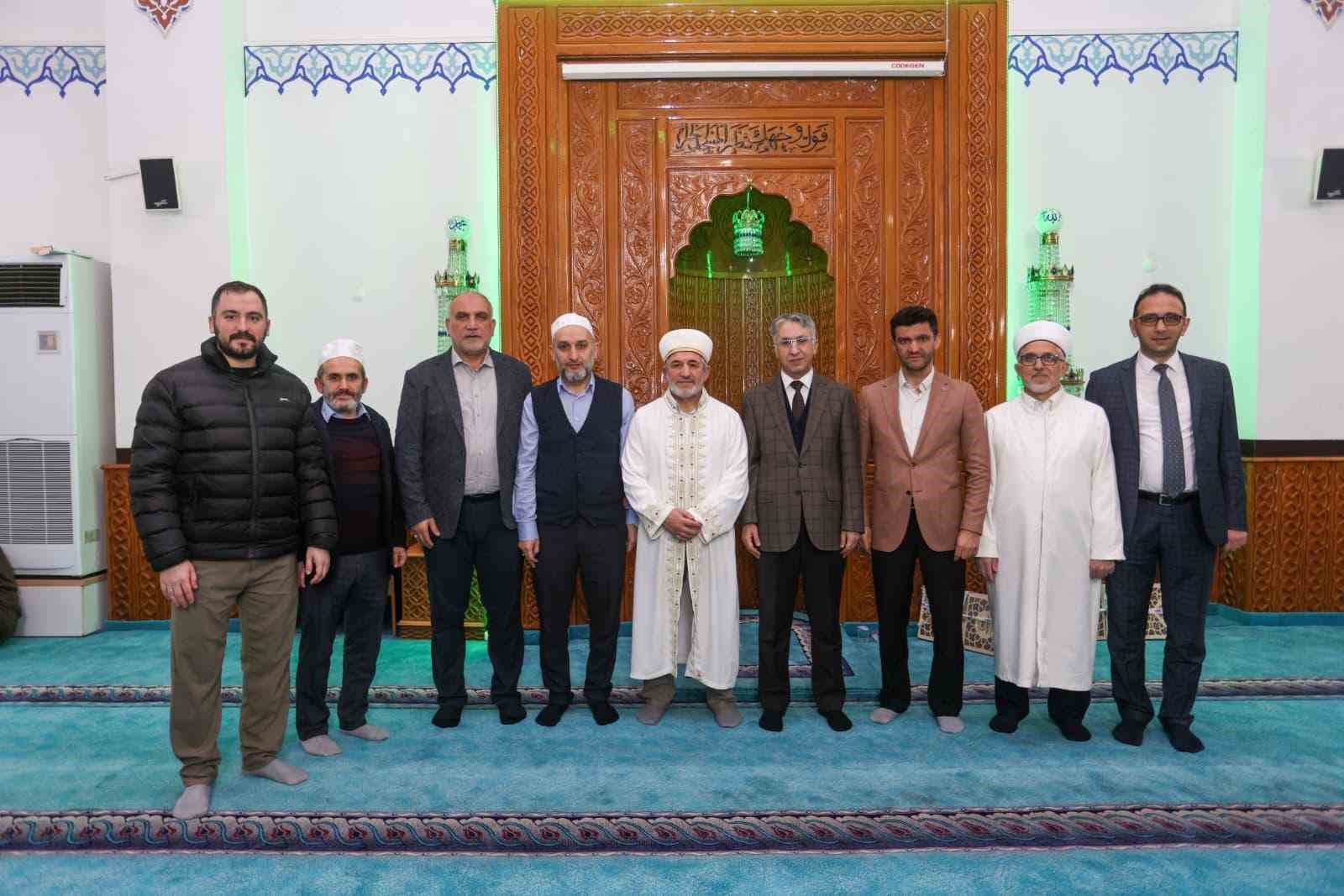 Canik&rsquo;te binler Kadir Gecesi&rsquo;nde ellerini semaya a&ccedil;tı
