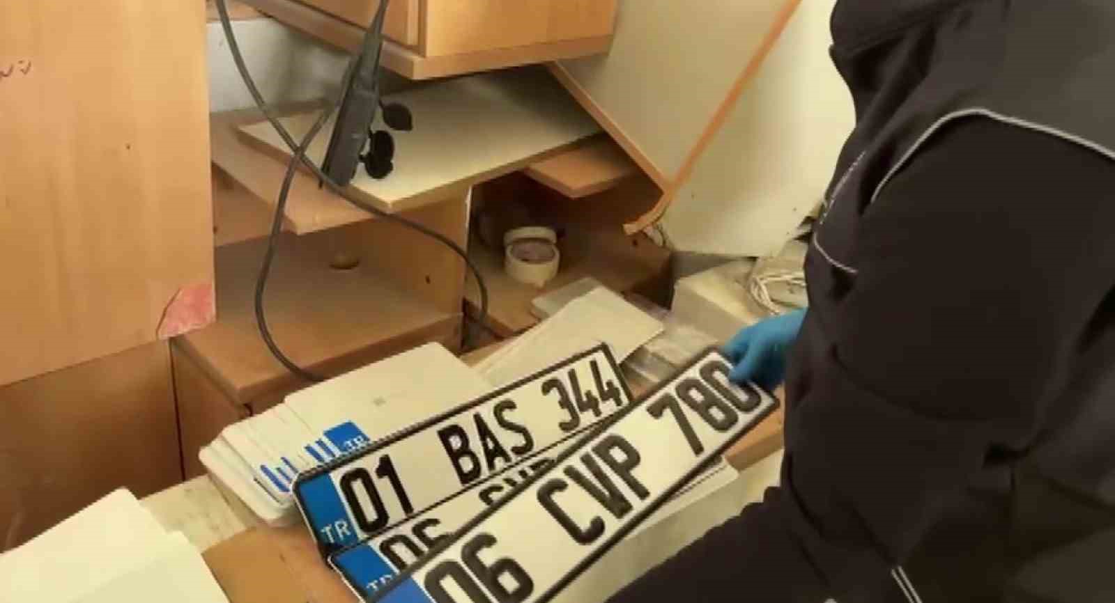 Merdiven altı plaka basım at&ouml;lyelerine baskın: 4 tutuklama
