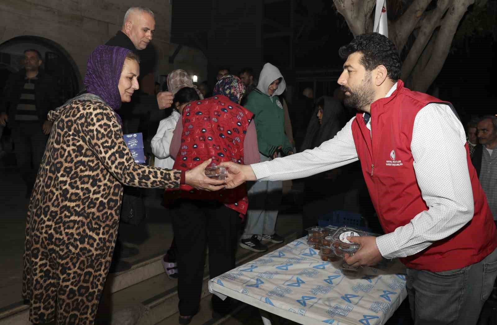 Mersin&rsquo;de Kadir Gecesinde 10 bin kişilik lokma ikramı
