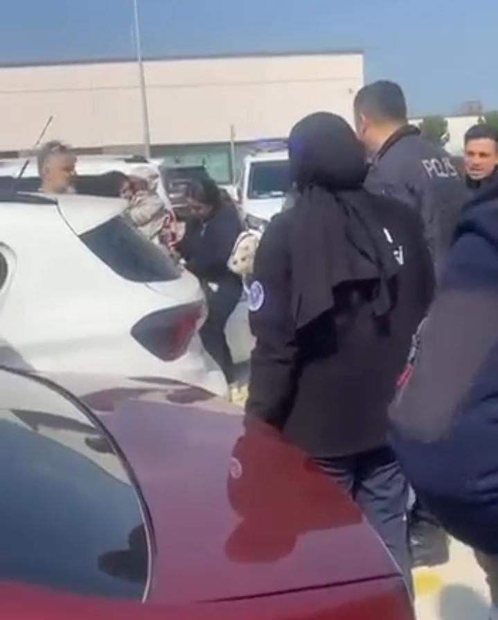 Otoparkta panik dolu anlar... Ara&ccedil;ta kilitli kalan &ccedil;ocuk cam kırılarak kurtarıldı
