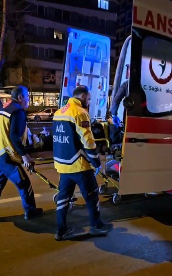 Kadın motosiklet s&uuml;r&uuml;c&uuml;s&uuml; otomobile arkadan &ccedil;arptı
