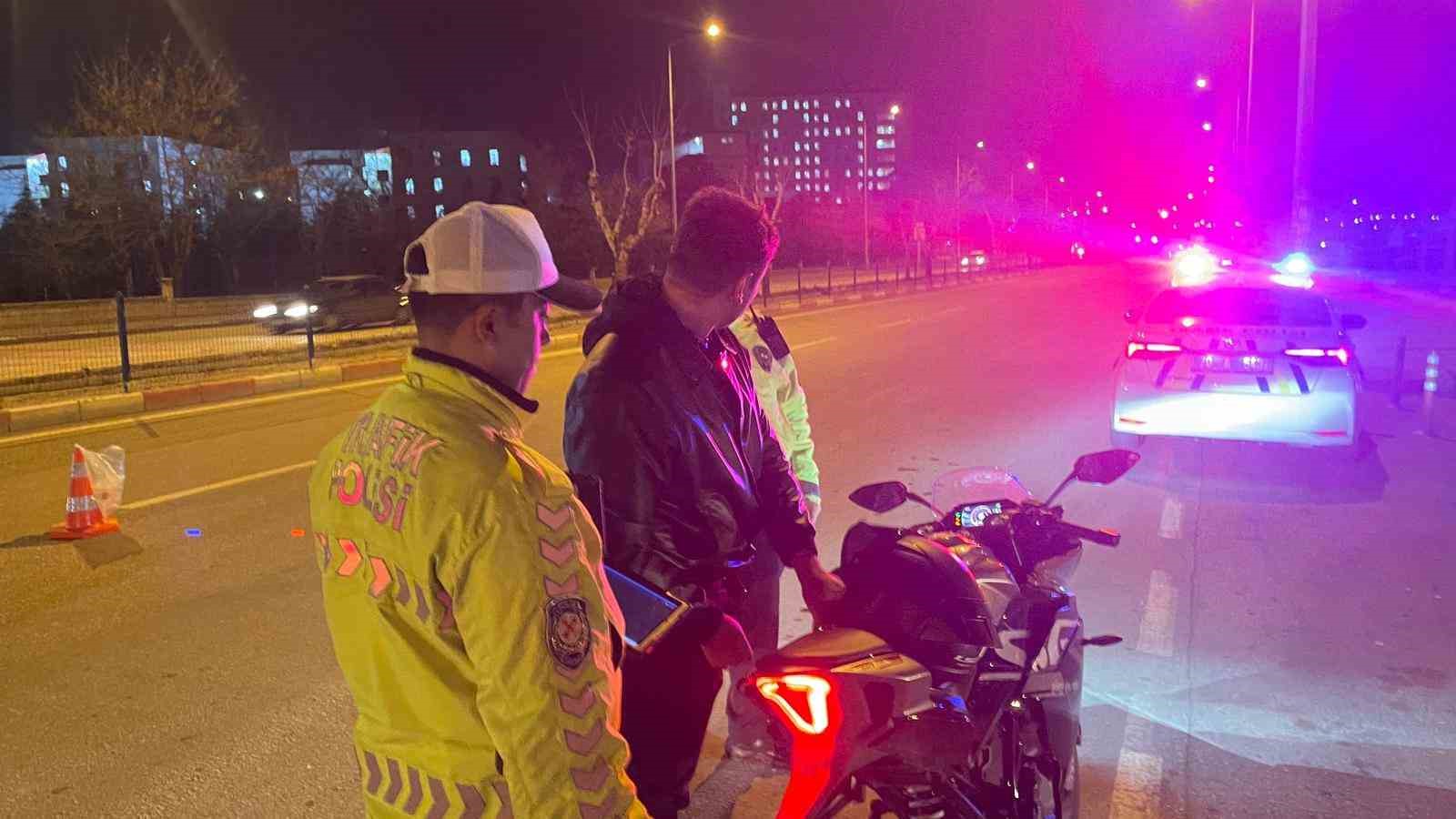 Karaman&rsquo;da 43 s&uuml;r&uuml;c&uuml;n&uuml;n ehliyetine el koyulurken, 99 ara&ccedil; trafikten men edildi
