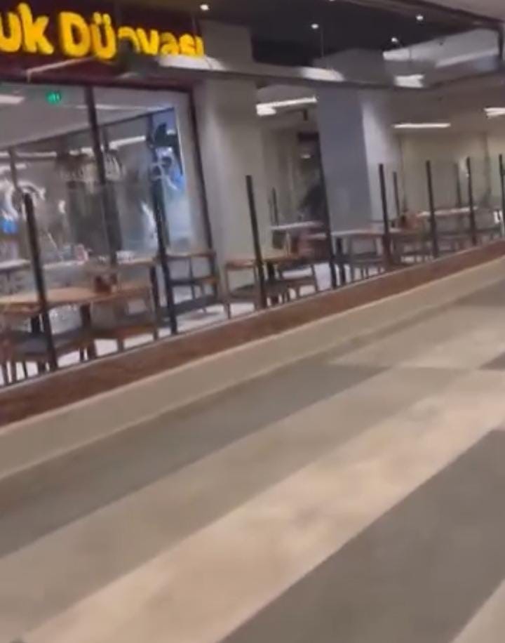 Restoran savaş alanına d&ouml;nd&uuml;,  camlar ve &ccedil;er&ccedil;eveler indi
