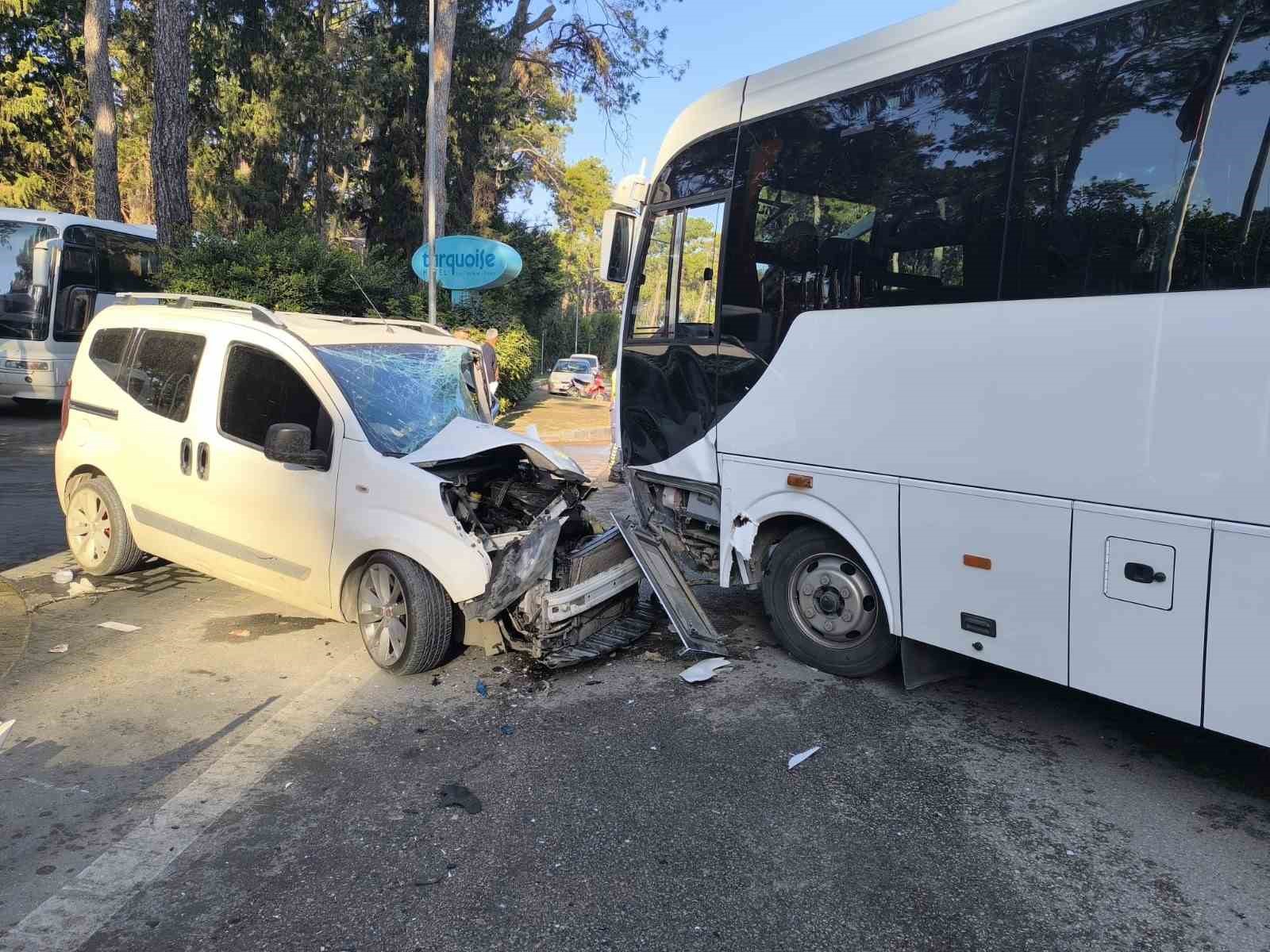 Manavgat&rsquo;ta servis otob&uuml;s&uuml; ile hafif ticari ara&ccedil; &ccedil;arpıştı
