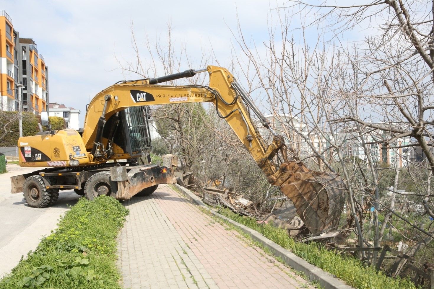 Nil&uuml;fer&rsquo;de ka&ccedil;ak barakalar yıkıldı
