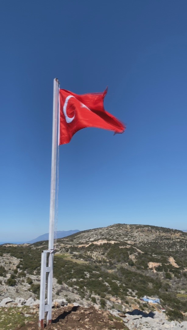 T&uuml;rkiye&rsquo;nin en g&uuml;neyindeki mahallede 7 tepede, 7 bayrak g&ouml;ndere &ccedil;ekildi
