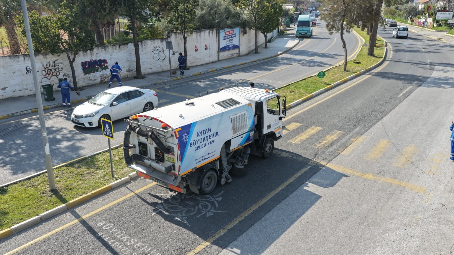 Aydın B&uuml;y&uuml;kşehir&rsquo;den bayram &ouml;ncesi Kuşadası&rsquo;nda &ccedil;evre d&uuml;zenlemesi
