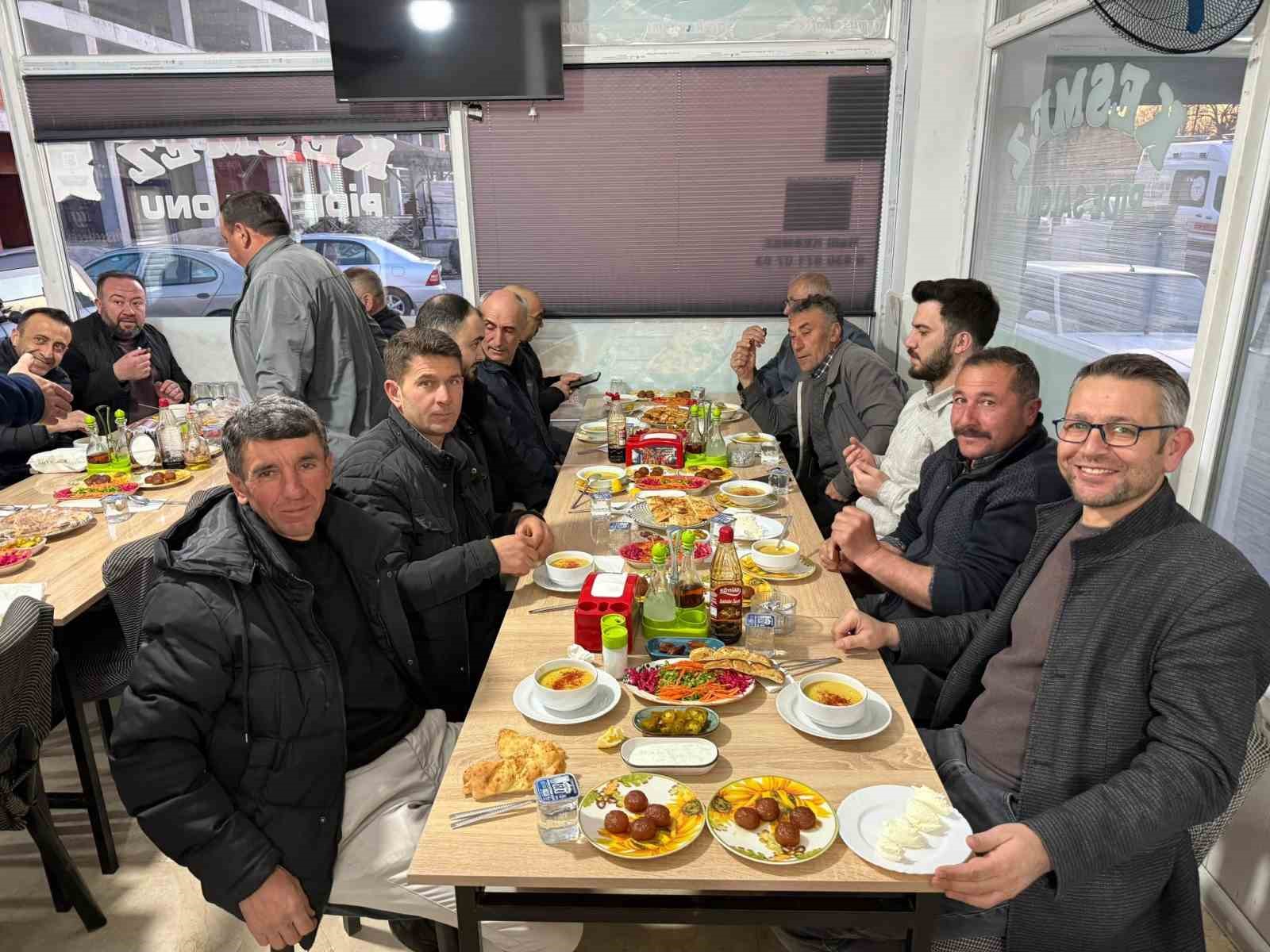 Çavdarhisar’da kaymakam, muhtarlar ve protokol üyeleri iftarda bir araya geldi