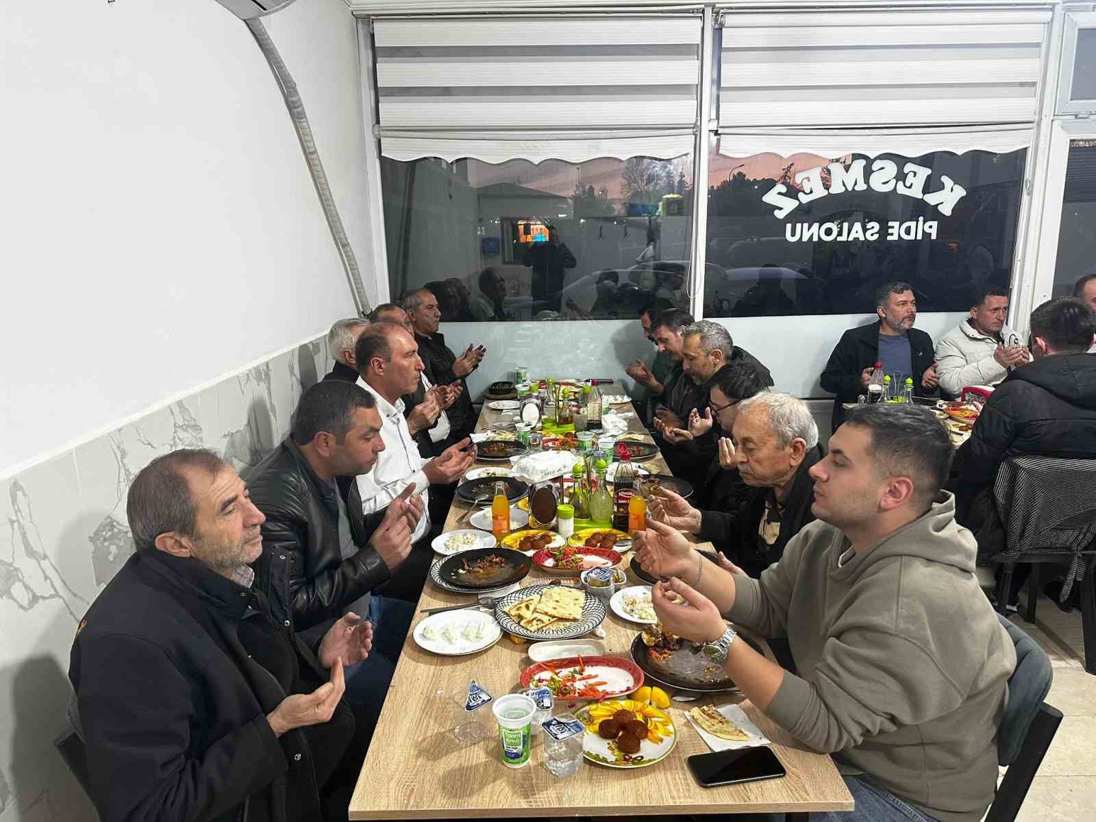 Çavdarhisar’da kaymakam, muhtarlar ve protokol üyeleri iftarda bir araya geldi