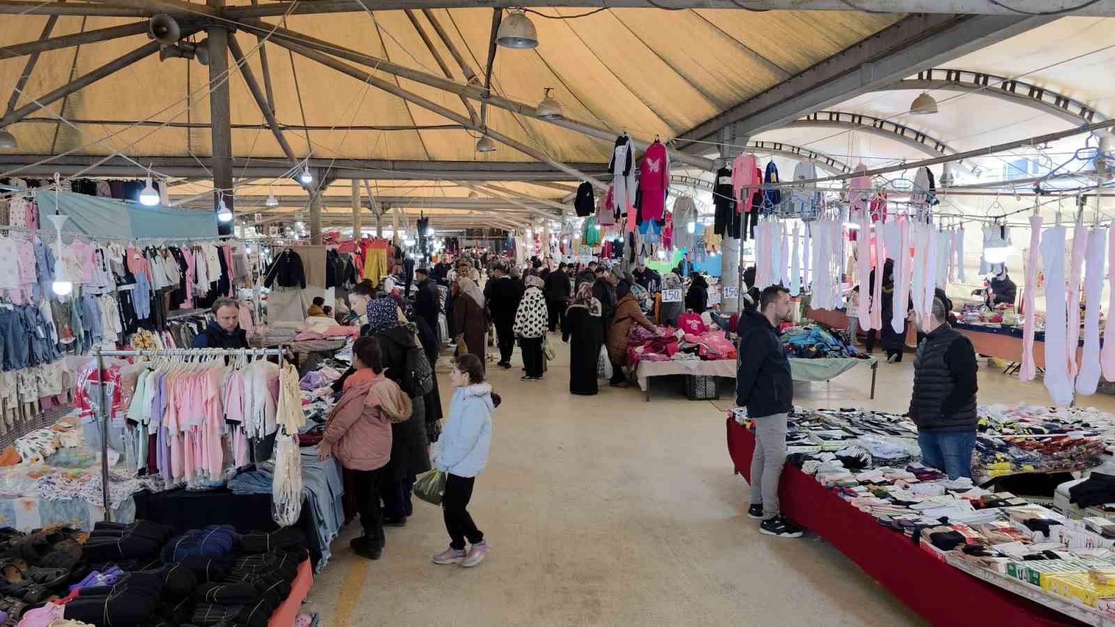 K&uuml;tahya&rsquo;da kıyafet pazarı vatandaşların akınına uğruyor
