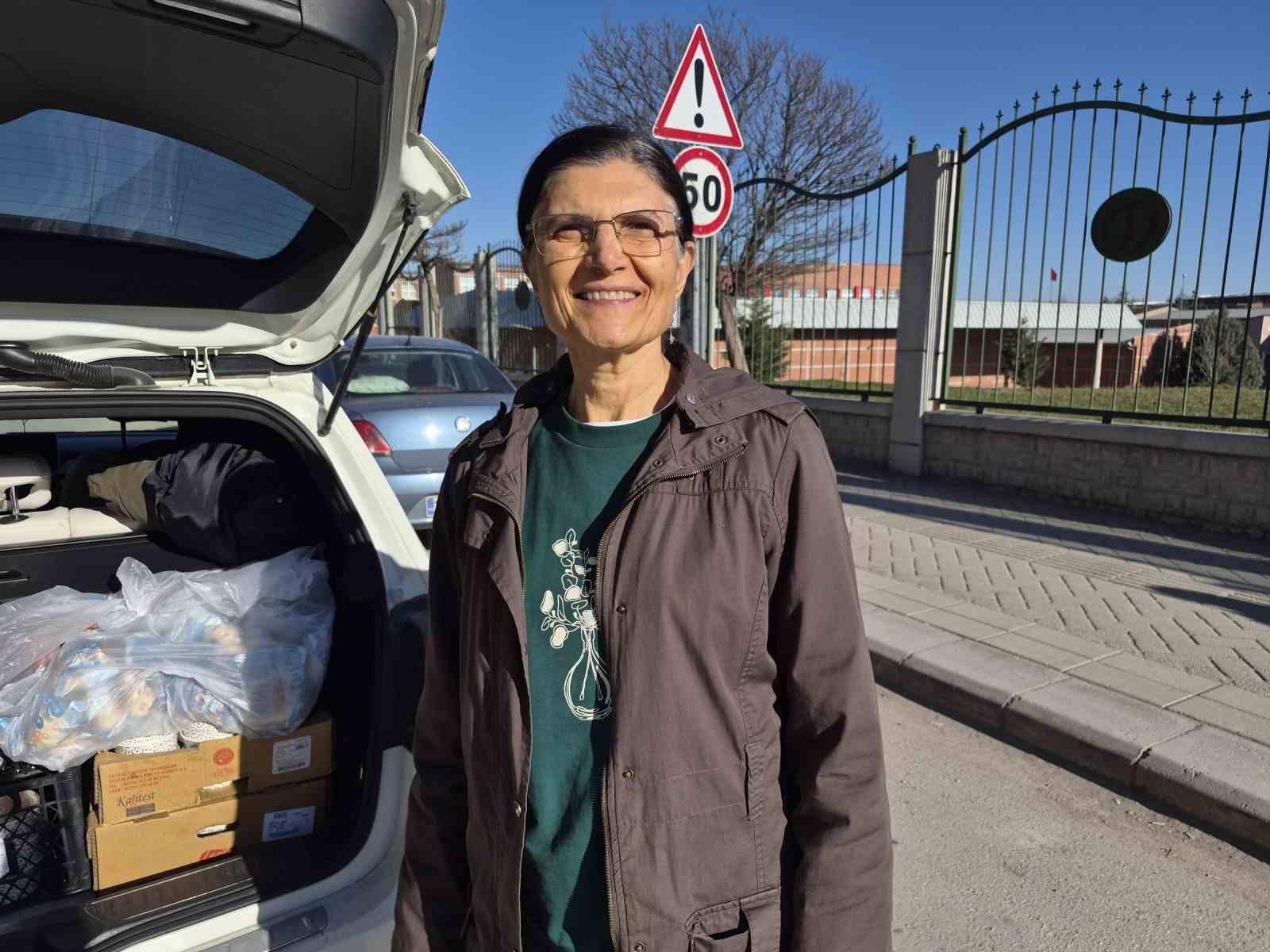 Yıllarca &ouml;ğrenci yetiştiren &ouml;ğretmen emekliliğinde de topluma katkı sağlıyor
