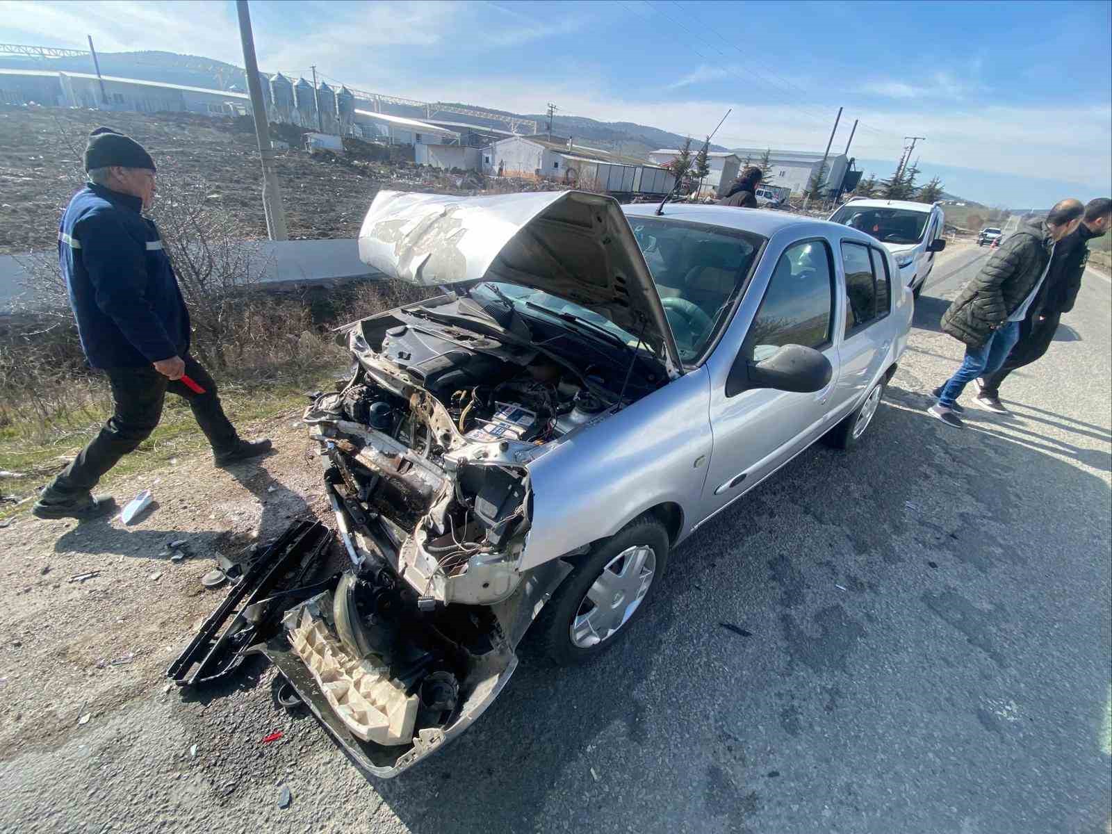 Yol &uuml;zerindeki kalas par&ccedil;ası kazaya sebep oldu, 2 yaralı
