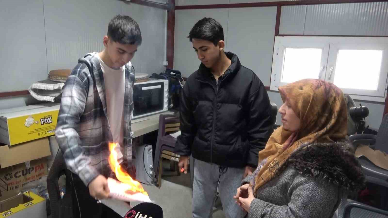 Liseliler har&ccedil;lıklarıyla depremzede vatandaşların bakkal borcunu kapadı
