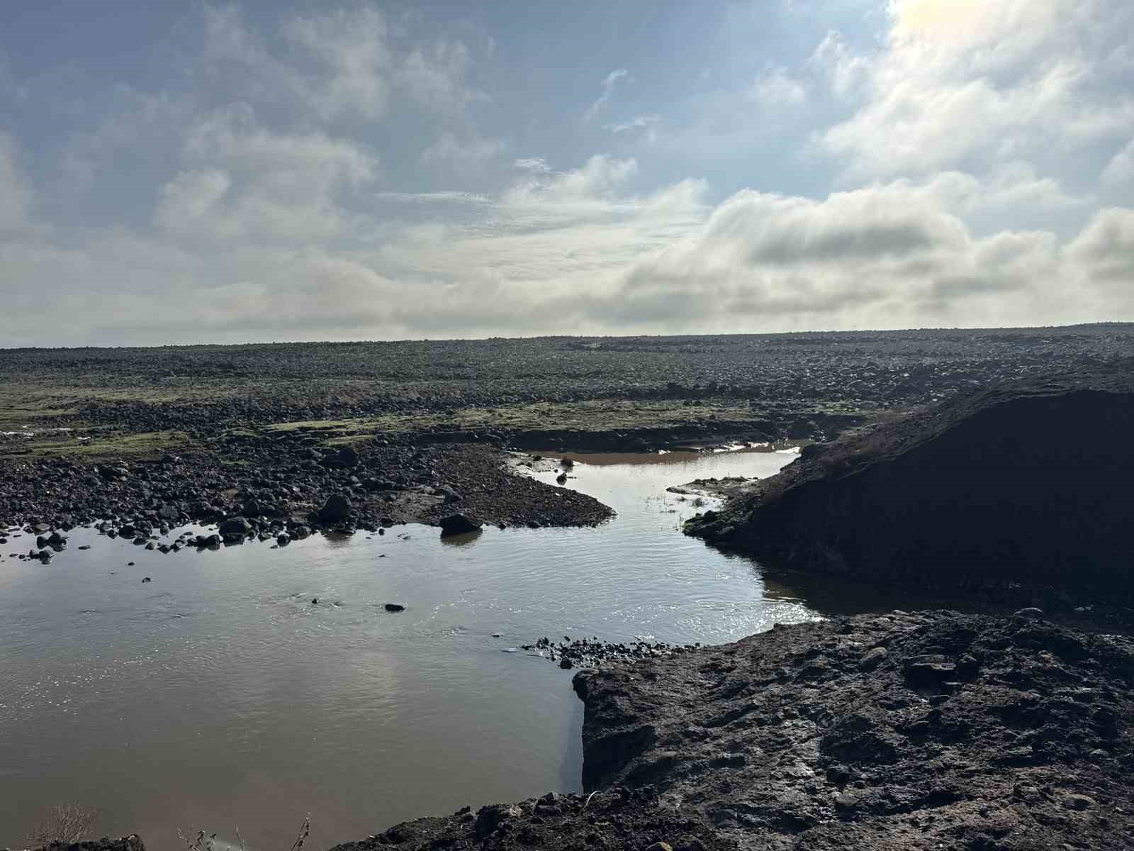 Diyarbakır&rsquo;da sağanak nedeniyle sulama g&ouml;leti patladı: Ekili alanlar su altında kaldı
