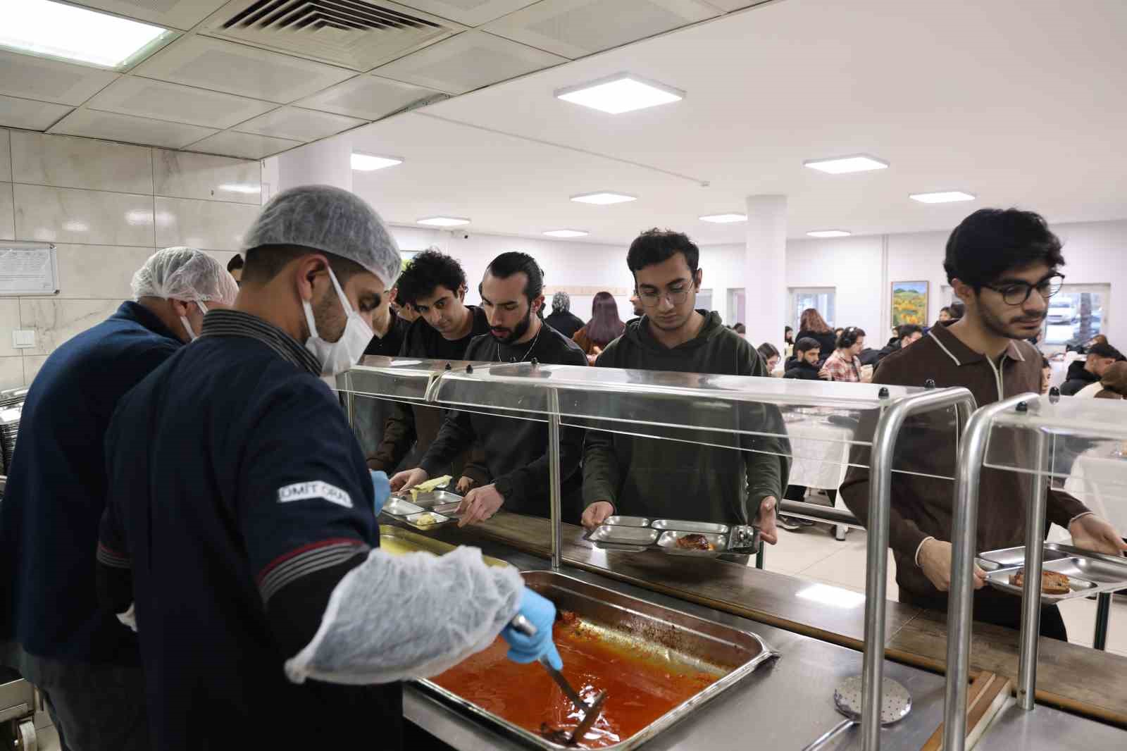 Fırat &Uuml;niversitesi&rsquo;nde &ouml;ğrenciler Ramazan ayında anne yemekleriyle iftarını a&ccedil;ıyor
