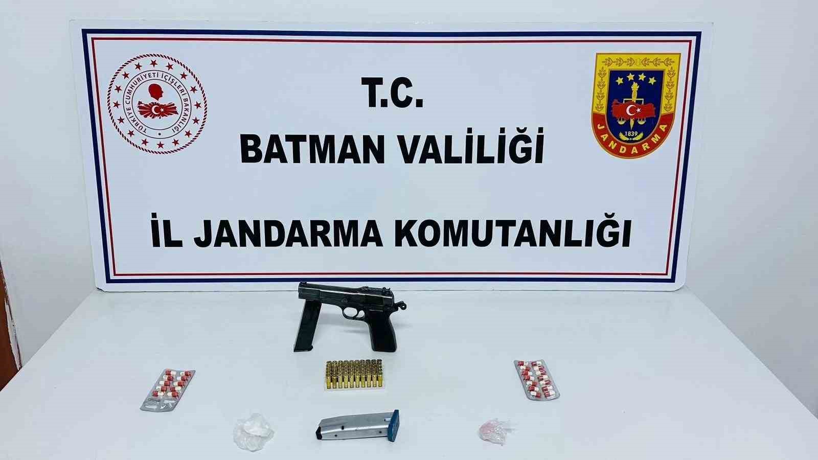 Gercüş ve Hasankeyf’te kaçakçılıkla mücadele: Silah ve kaçak malzeme ele geçirildi
