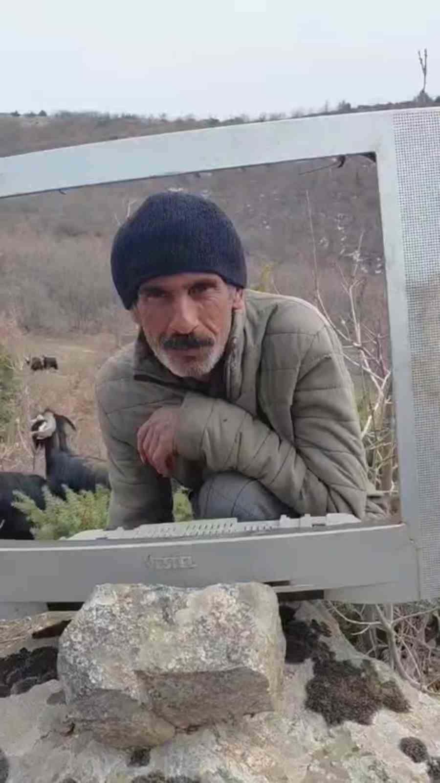 Elazığ’da çobanın "Televizyonlu" hava durumu sunumu tebessüm ettirdi