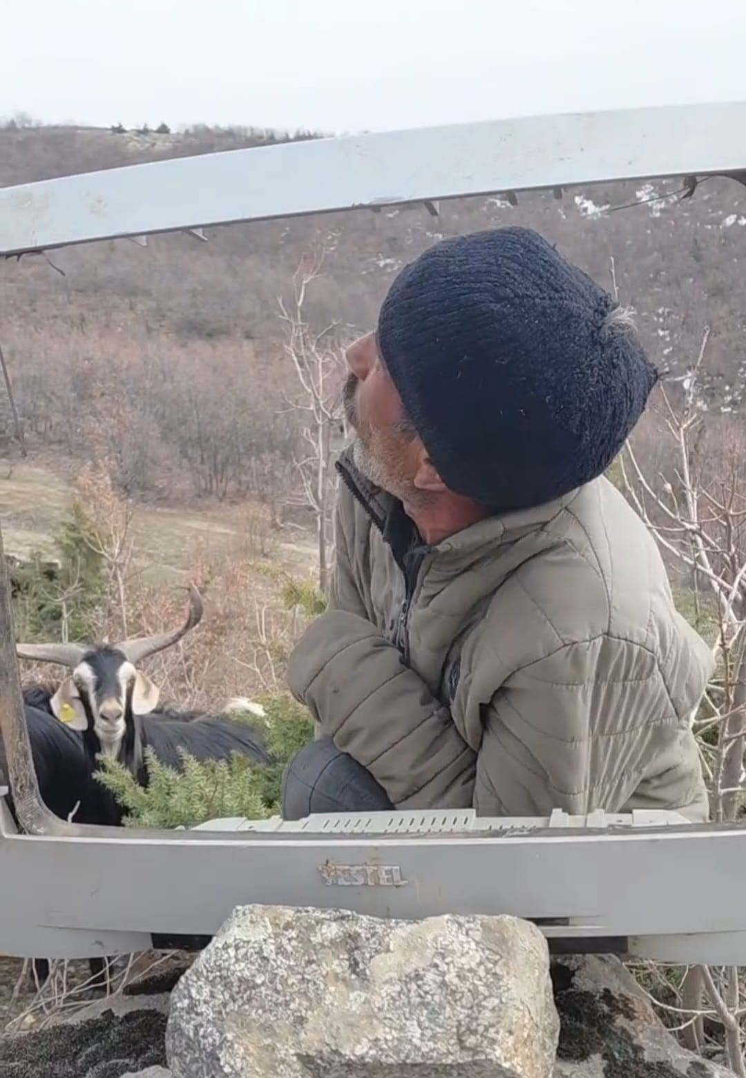 Elazığ&rsquo;da &ccedil;obanın "Televizyonlu" hava durumu sunumu tebess&uuml;m ettirdi
