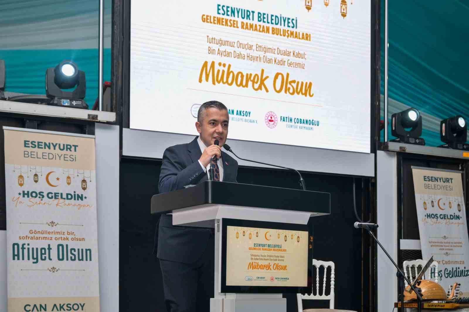 İstanbul Valisi Davut G&uuml;l ve Başkan Vekili Aksoy, Kadir Gecesi&rsquo;nde vatandaşlarla iftar yaptı
