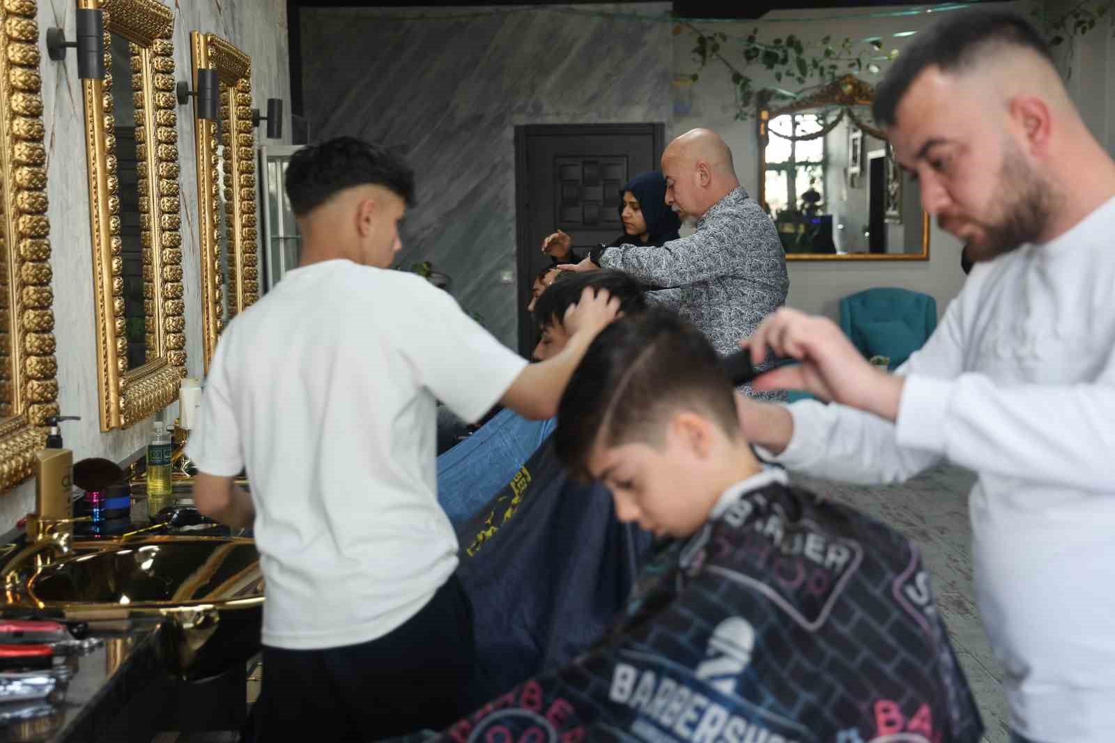 Konya&rsquo;da berberlerde g&uuml;n boyu bayram yoğunluğu
