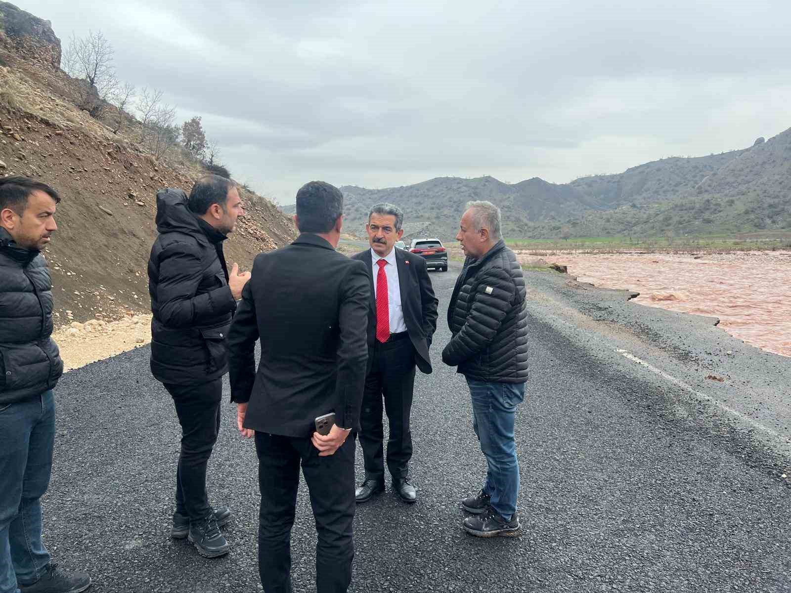 Şırnak&rsquo;ta sel alarmı: G&uuml;neyce yolunu dere yuttu, ekipler seferber oldu
